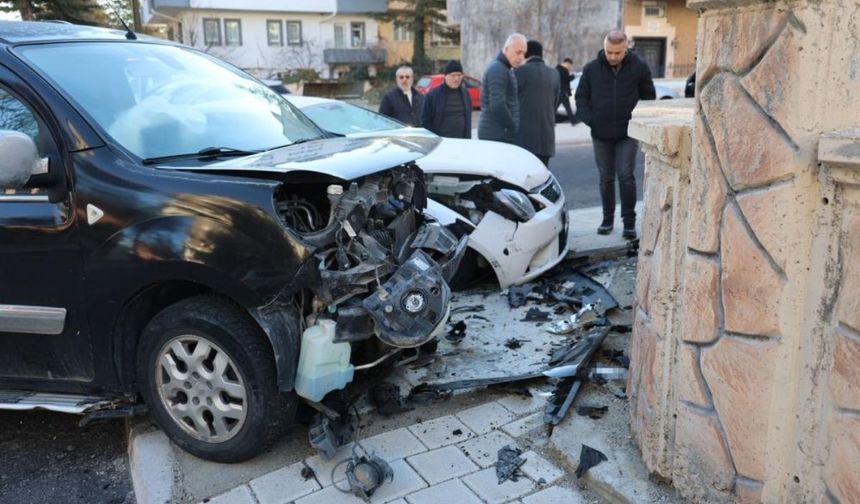 Buzlu camla trafiğe çıktı! Kazaya neden oldu: 2 yaralı