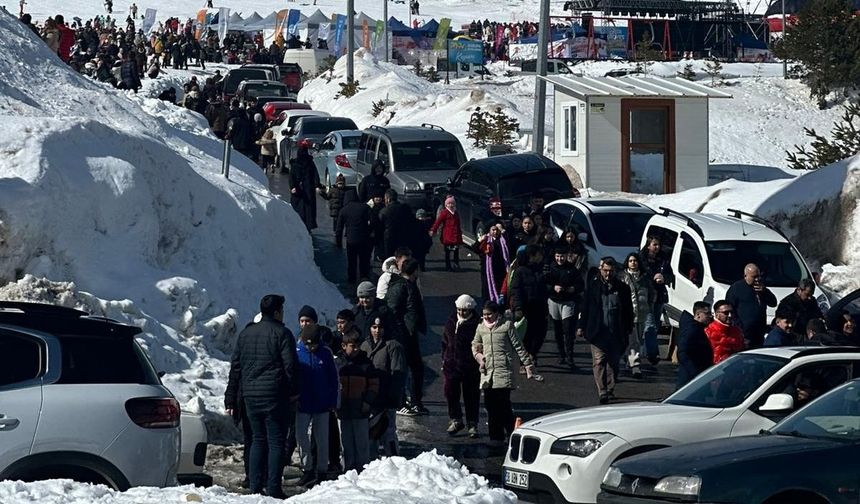Erciyes’e çıkmak 2 saat aldı, mağazalarda kayak ekipmanları tükendi