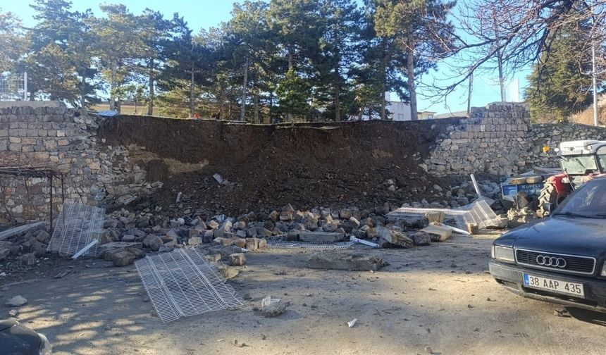 Kayseri'de göçük: Devlet hastanesi bahçesinde istinat duvarı çöktü!