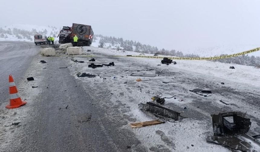 Feci kaza! İki tır kafa kafaya çarpıştı: 1 ölü, 2 ağır yaralı