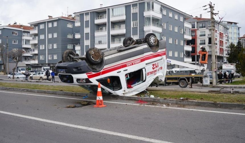 Niğde'de ambulans kazası! 3 sağlıkçı yaralandı