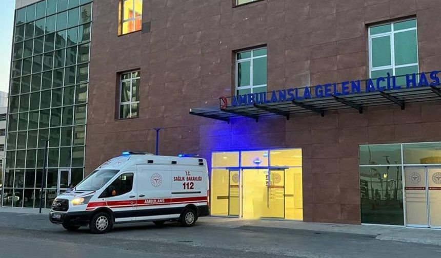 Niğde'de otomobil ve tır çarpıştı: 4 yaralı