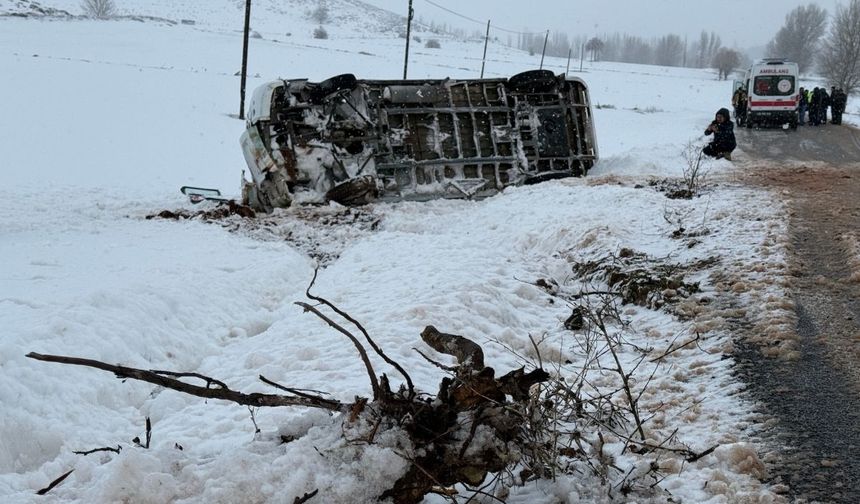 Sivas Yıldızeli’nde öğrenci servisi şarampole devrildi!