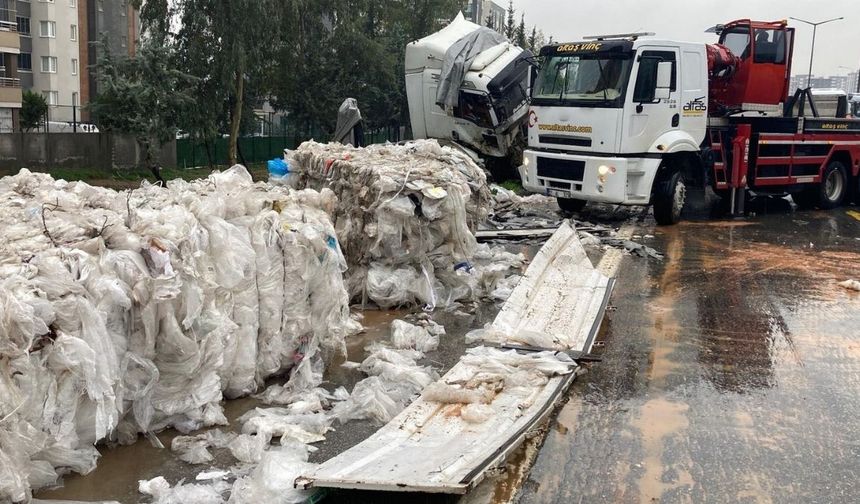 TAG Otoyolu’nda kaza sonrası naylon atık alarmı!