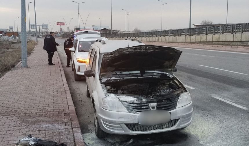 Kayseri’de seyir halindeki otomobil yandı