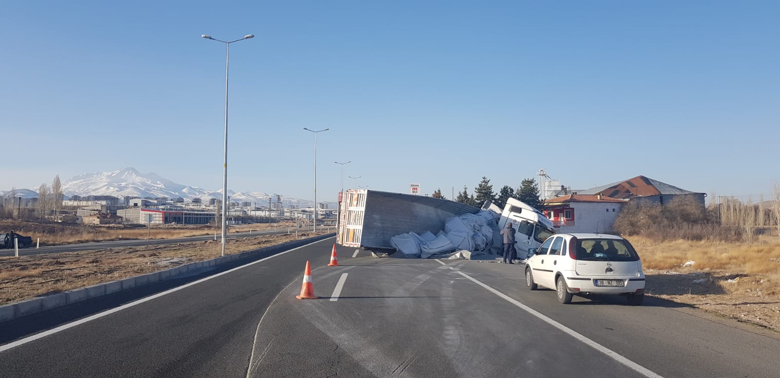 onune kopek cikan tir devrildi 1447 dhaphoto3