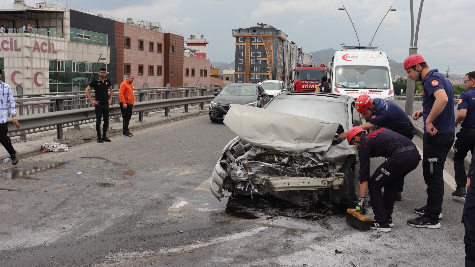 devlet-hastanesi-acil-servis-onunde-kaza