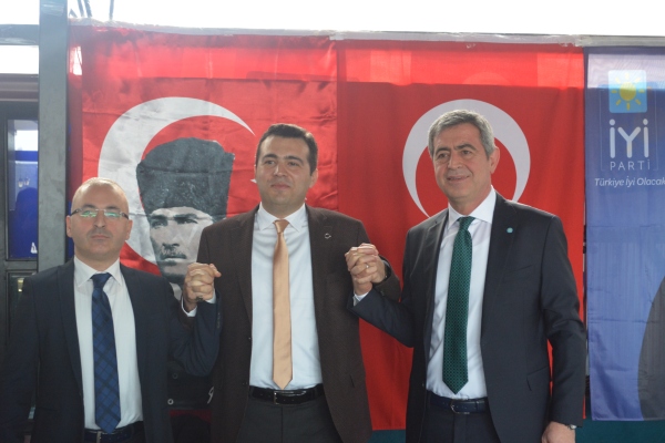 İyi Partiye Geçen Kazım Yücele Parti Rozeti Takıldı