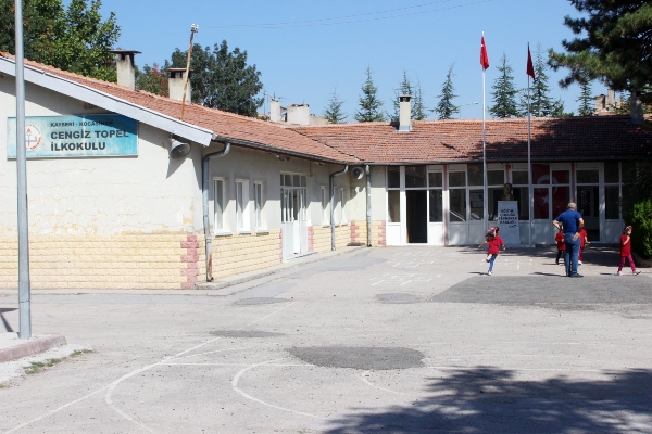 Aynı Bahçede Birisi Köy Okulu Diğeri 5 Yıldızlı Okul