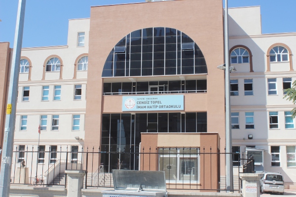 Aynı Bahçede Birisi Köy Okulu Diğeri 5 Yıldızlı Okul3