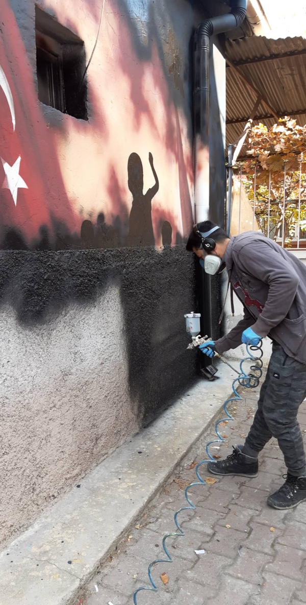 Okul bahçesinde Kahraman çizdi2