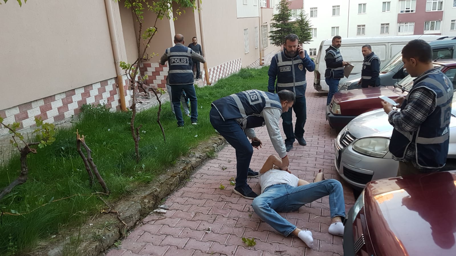 cezaevi firarisi polis baskininda 5inci kattan atladi 3979 dhaphoto1