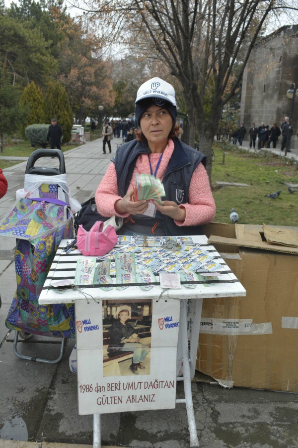 Eskiden Şarkıcıydı Artık Milli Piyangocu2