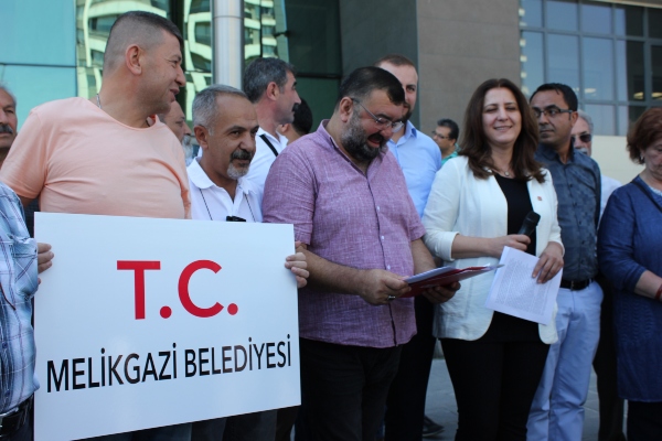 İzmir Büyükşehir Belediye Tabelasında T.C. Varmış2