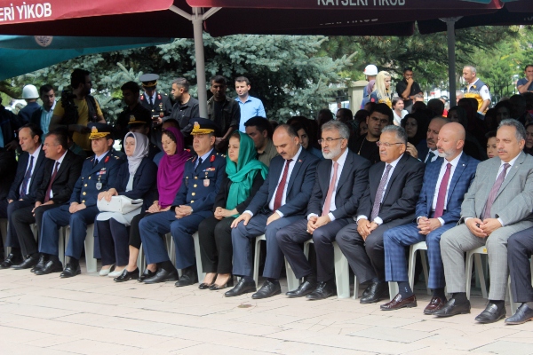 15 Temmuzda şehitlere karanfil ve dua3