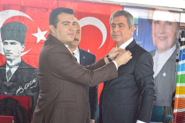 İyi Partiye Geçen Kazım Yücele Parti Rozeti Takıldı3