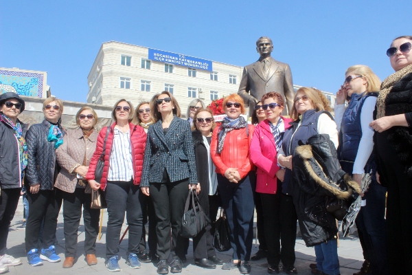 CHP İl Başkanı Özer ne yapıyor Kadınların yürüyüşüne katılmadı3