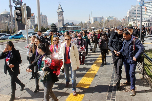 CHP İl Başkanı Özer ne yapıyor Kadınların yürüyüşüne katılmadı7