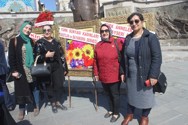 CHP İl Başkanı Özer ne yapıyor Kadınların yürüyüşüne katılmadıCHP İl Başkanı Özer ne yapıyor Kad