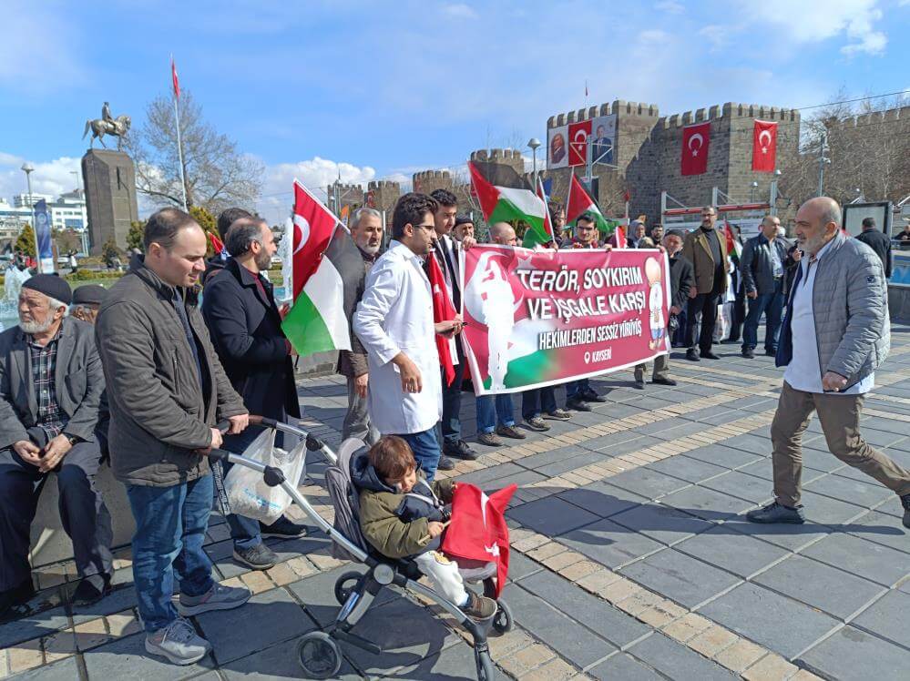 Gazze Için Yürüyen Doktorlar