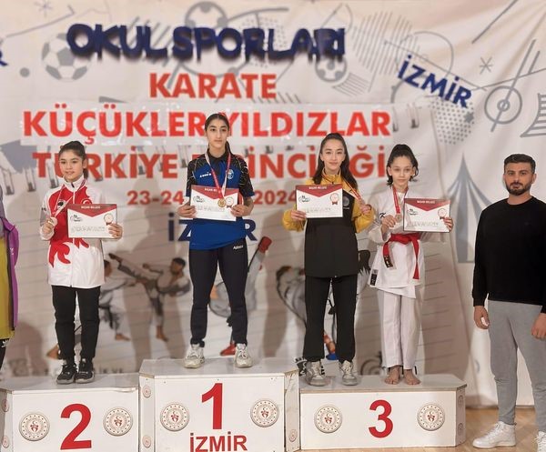 Kayserili Karateciler, İzmir’den 4 Madalya Ile Döndü1