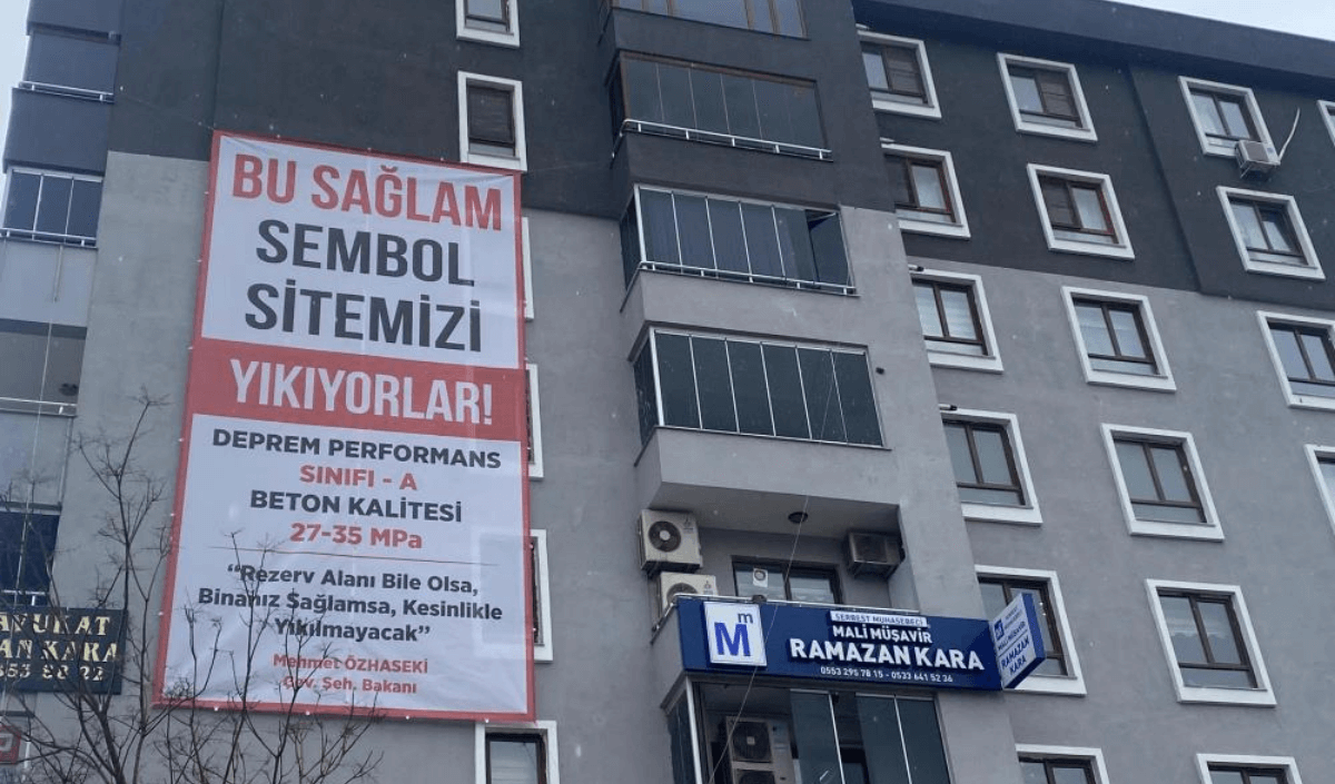 Lacivert Kırmızı Son Dakika Hareketli Instagram Gönderisi 2024 03 22T112816.325 (1)