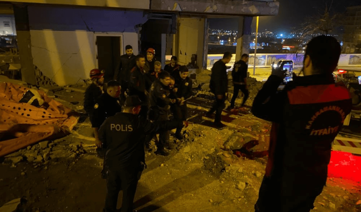 İntihar Etmek Üzereyken Çatıda Bayıldı
