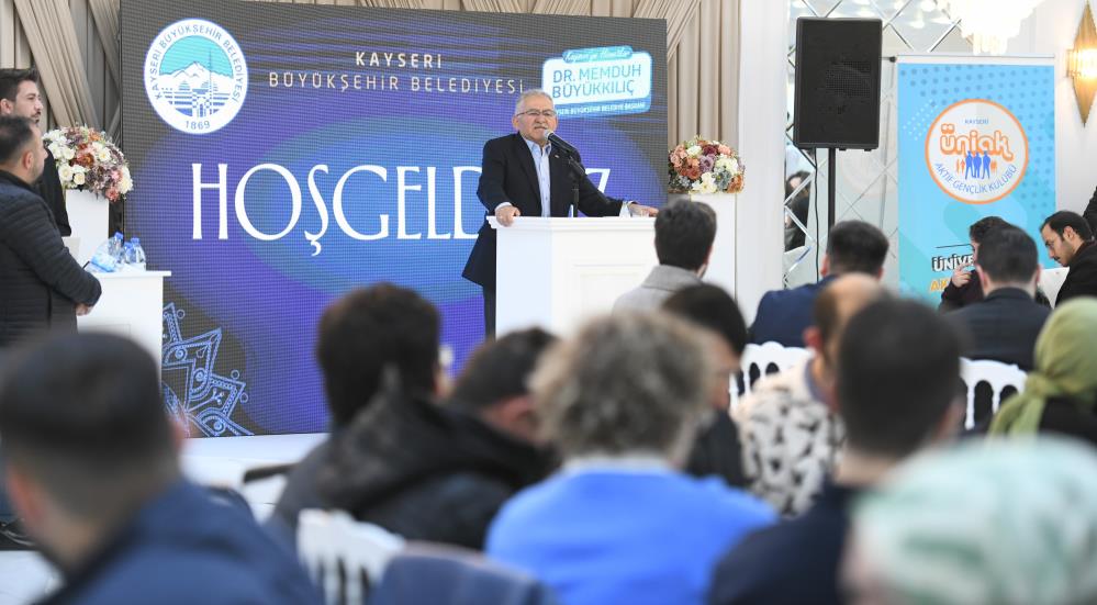 Memduh Büyükkılıç Öğrencilerle