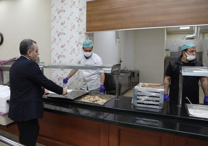 ilk iftarını öğrencilerle açtı
