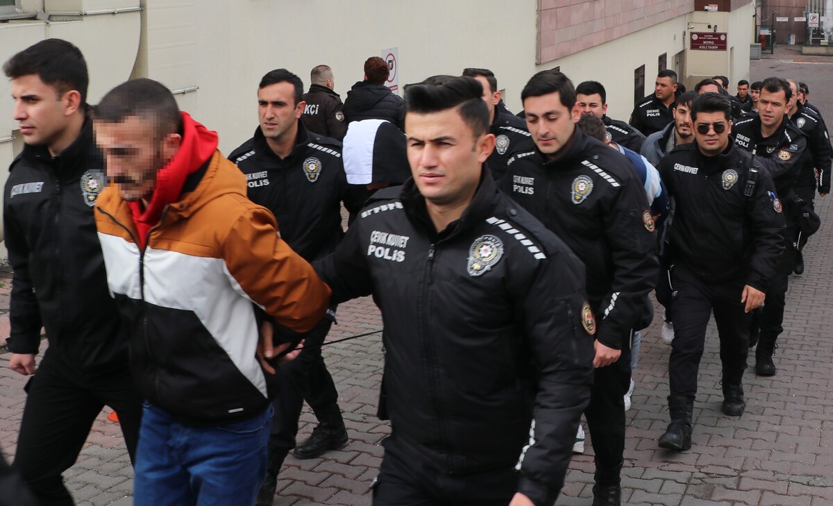 Yılanlar Adliyede (1)