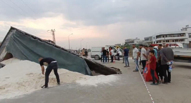 Adana Kamyon Çıukura Duştu2