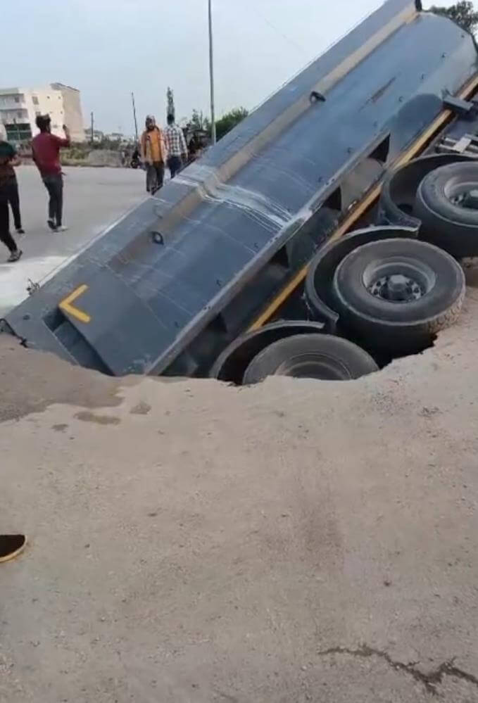 Adana Kamyon Çıukura Duştu3
