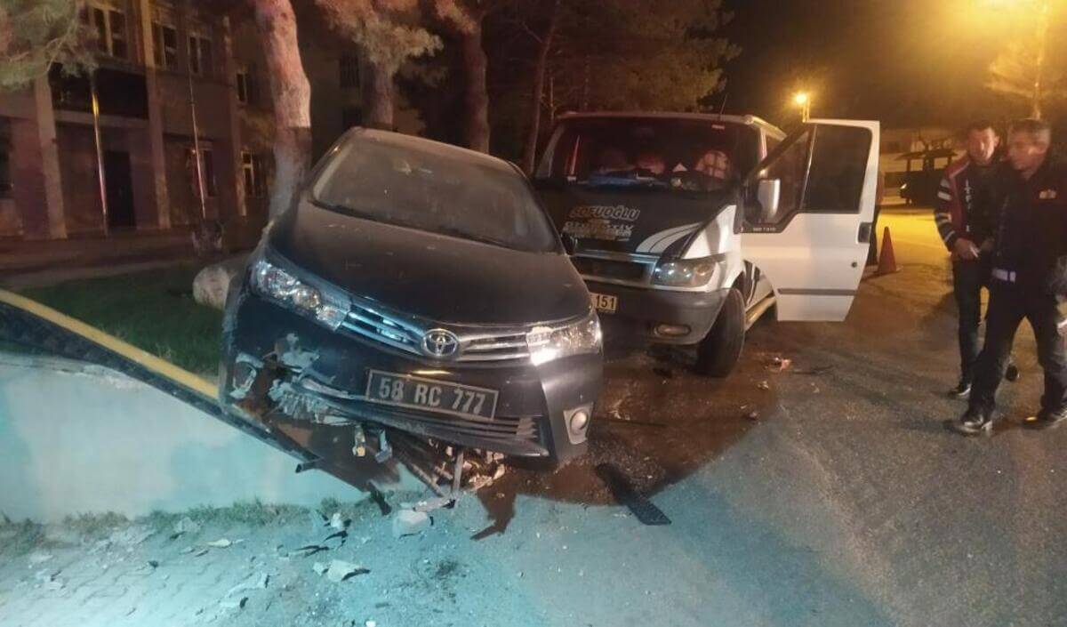 Alkollü Sürücü Kaza Makam Aracına 2 (1)