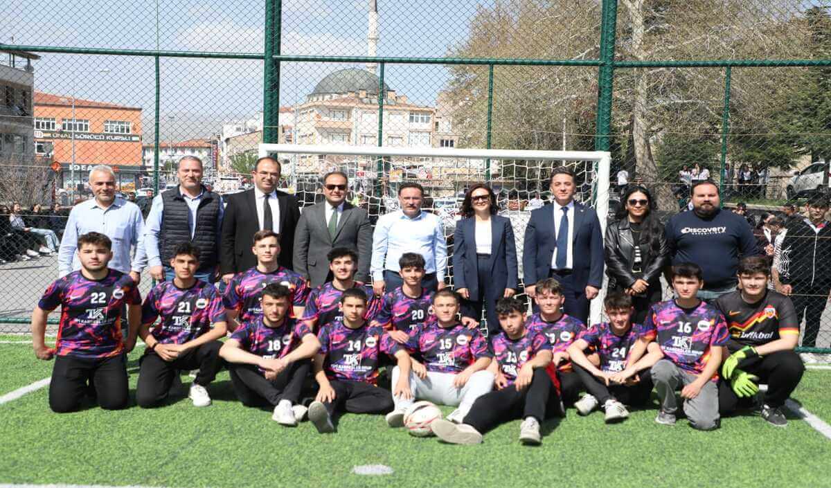 Kayseri Valisi Gökmen Çiçek, Halı Sahada Futbol Oynadı!
