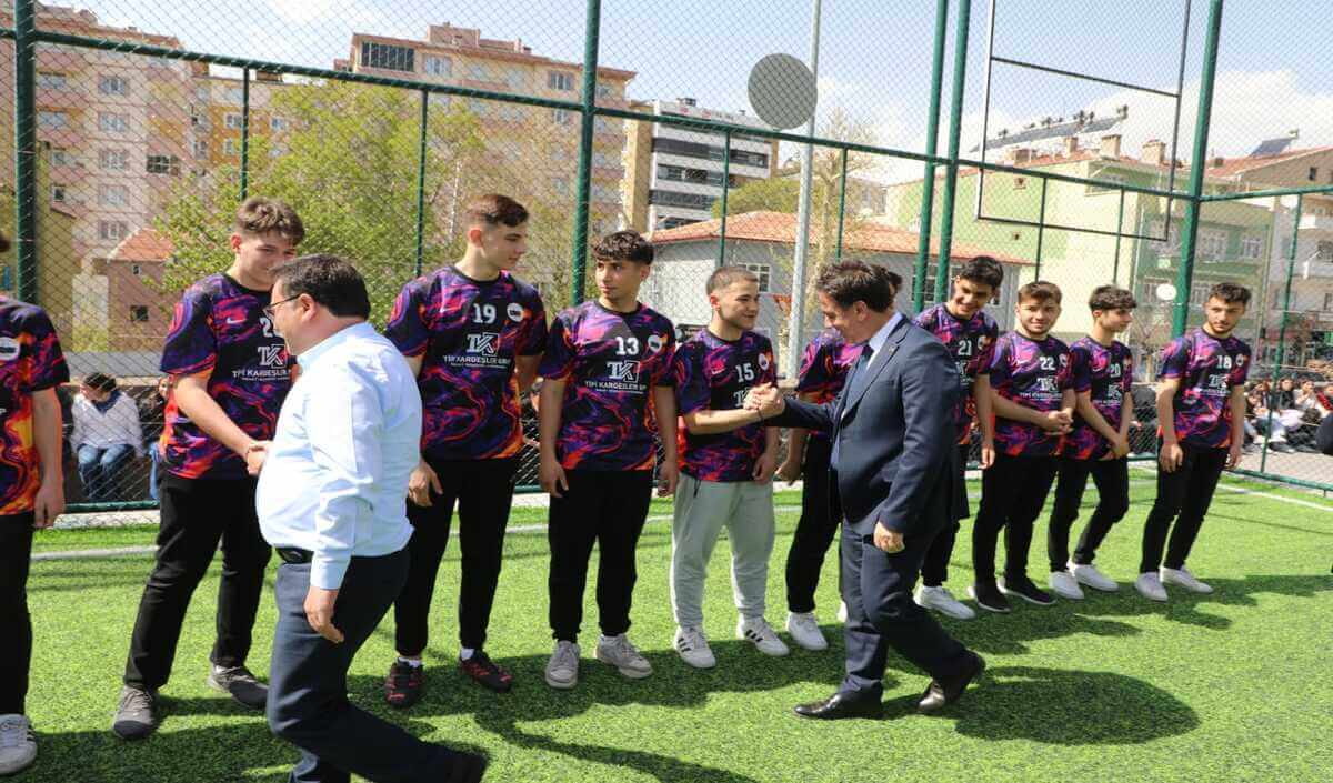 Kayseri Valisi Gökmen Çiçek, Halı Sahada Futbol Oynadı!