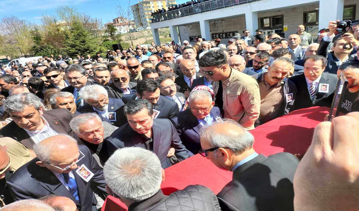 Hüseyin Keskin'in Cenaze Töreni'nde Feyzullah Keskin Gözyaşlarını Tutamadı