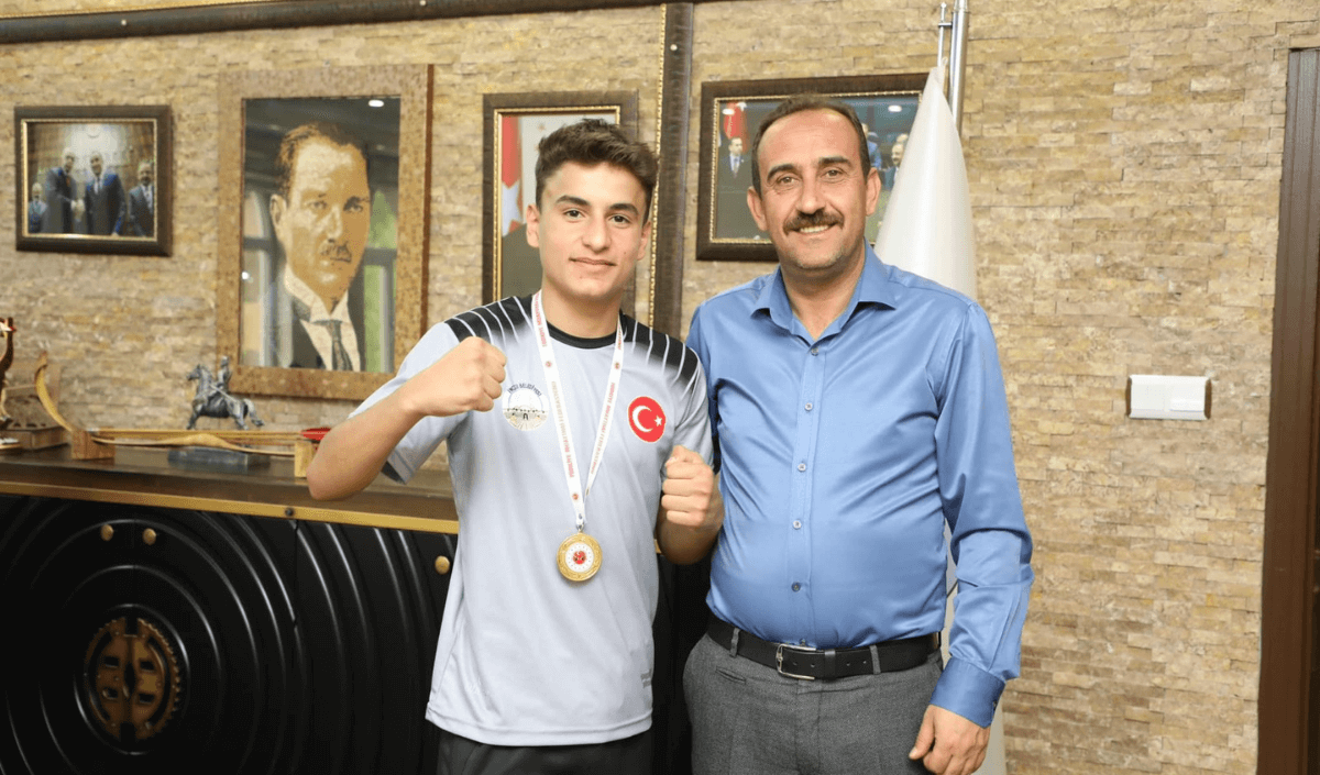 Türkiye Şampiyonundan Başkan İlmek’e Ziyaret!