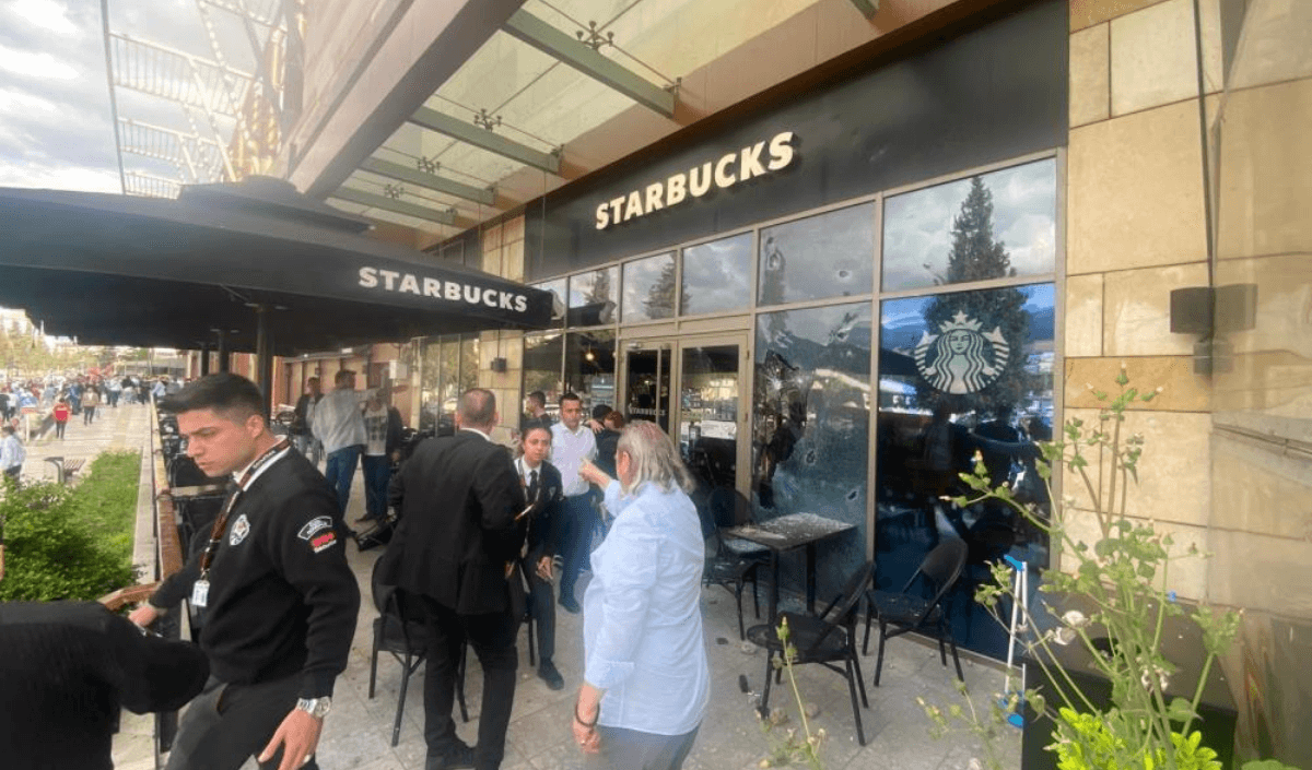 Starbucks'ta Dehşet! Taşlı Silahlı Saldırı