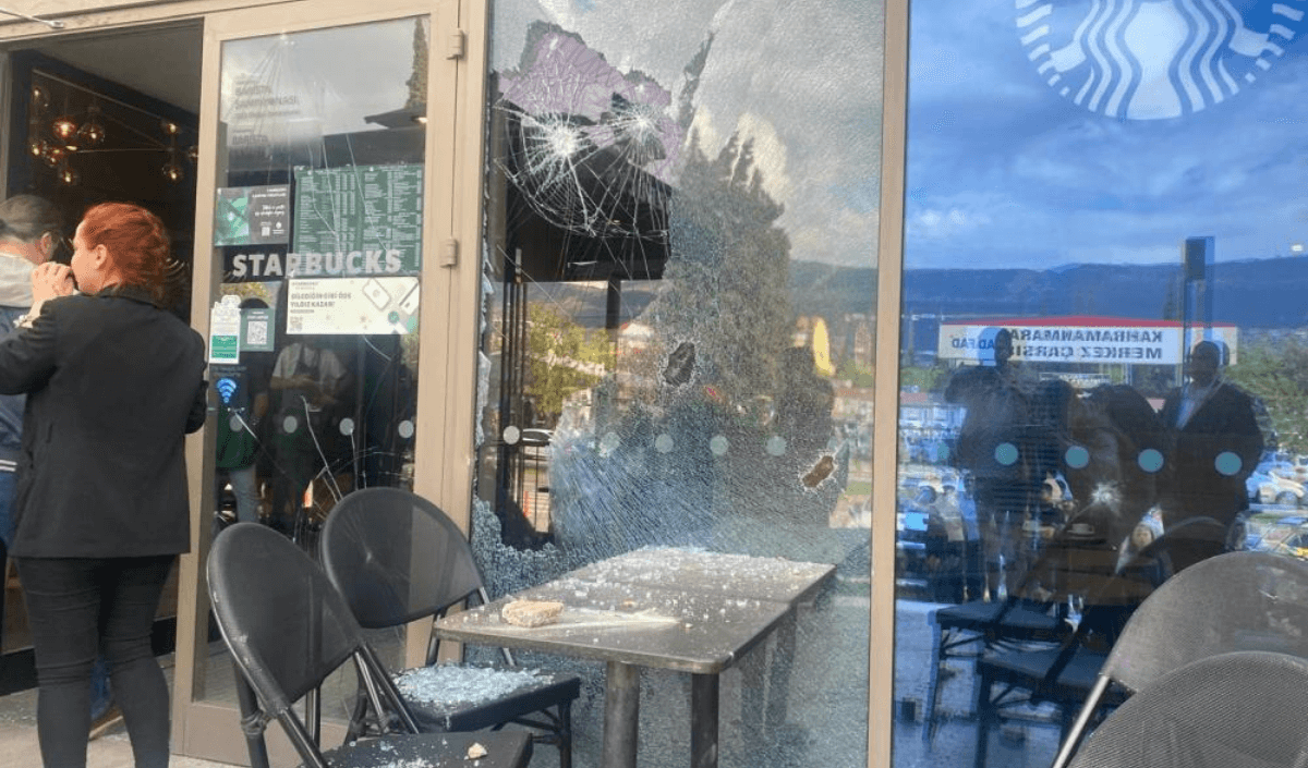 Starbucks'ta Dehşet! Taşlı Silahlı Saldırı