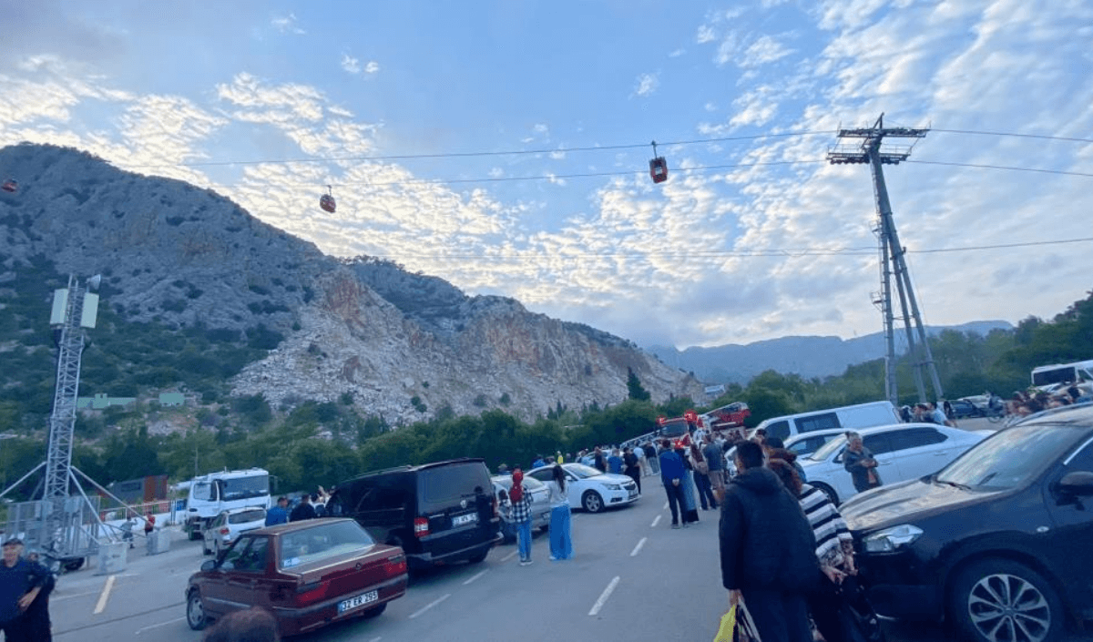 Lacivert Kırmızı Son Dakika Hareketli Instagram Gönderisi 2024 04 12T222613.443 (1)