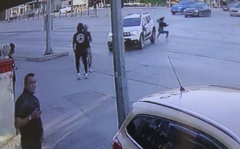 1 Kişiye Çaarpmamak Için 4 Kişiye Çarptı 1