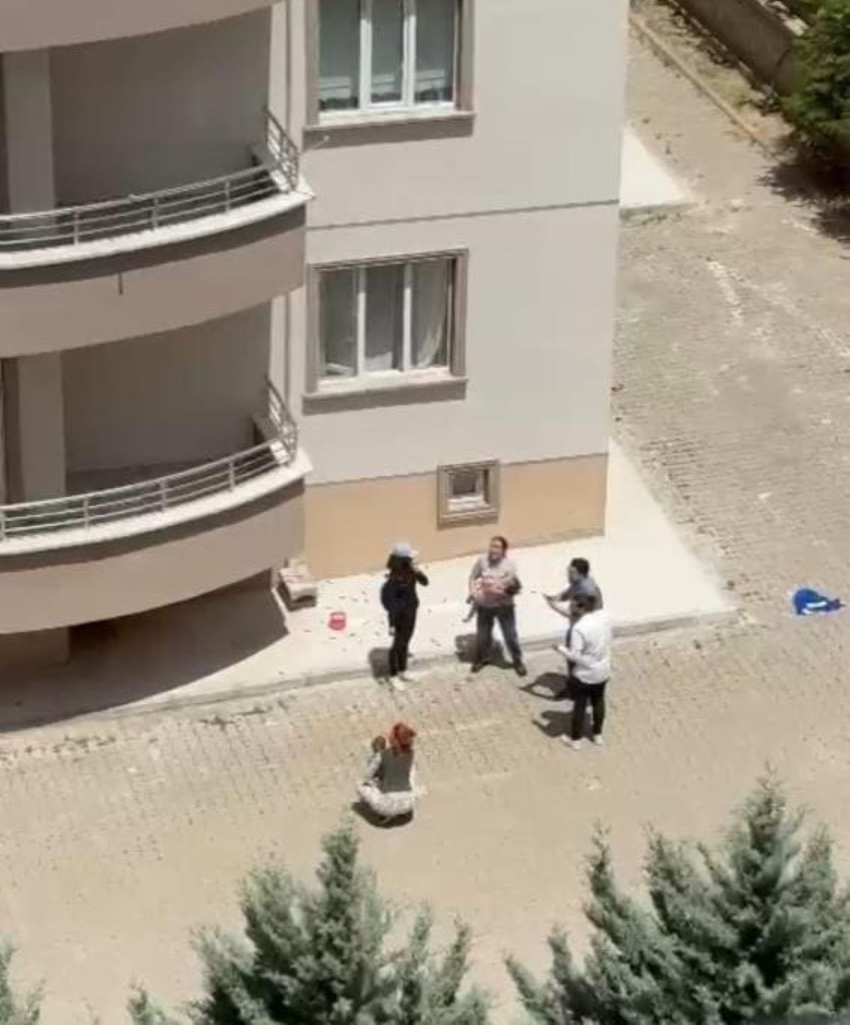 Acı Olay! Balkonda Oynayan İkiz Kardeşleri Ölüm Ayırdı 1
