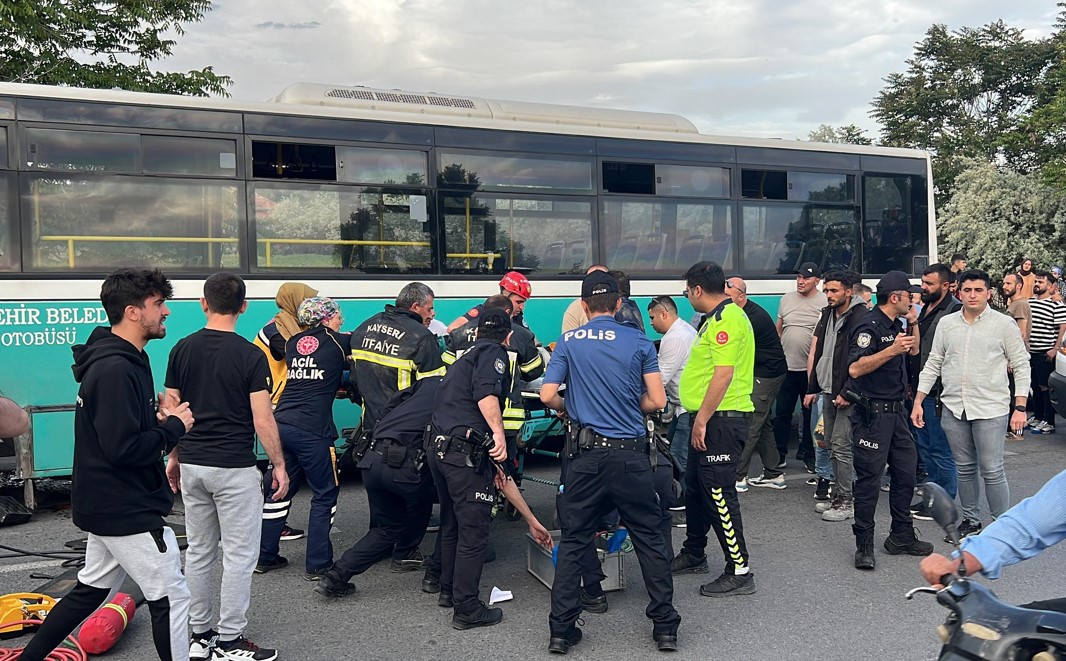 Anne Oğul Otobüs Çarptı