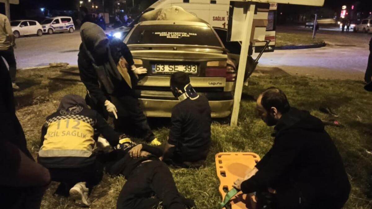 Korkunç Kaza: Sinyalizasyon Direğine Çarptı!
