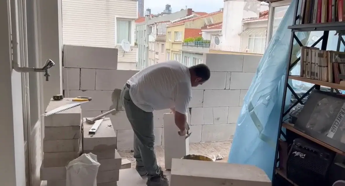 Ünlü Oyuncuya Kepçe Şoku: Evinin Duvarını Yıktılar!-4