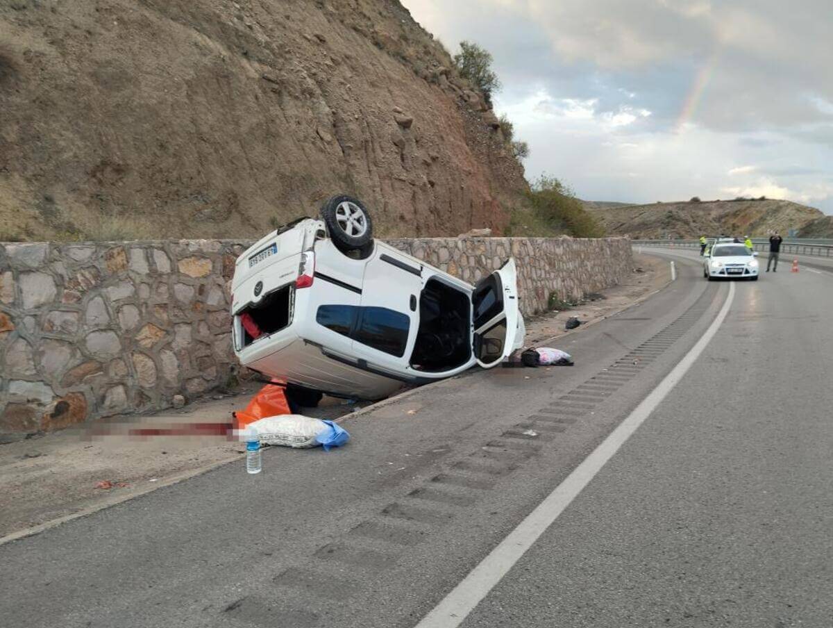 Hafif Ticari Araç Devrildi: 1 Ölü, 2 Yaralı