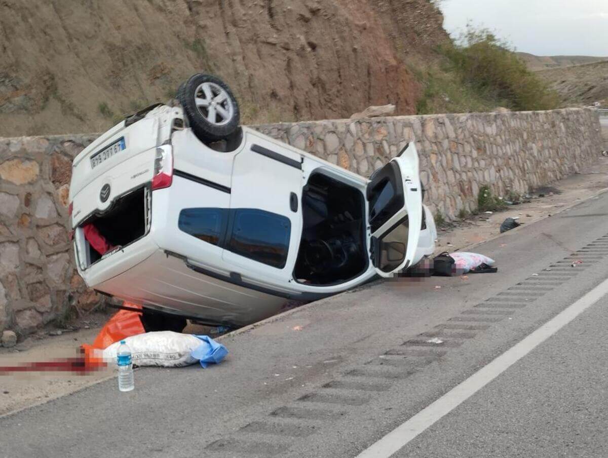Hafif Ticari Araç Devrildi: 1 Ölü, 2 Yaralı-1