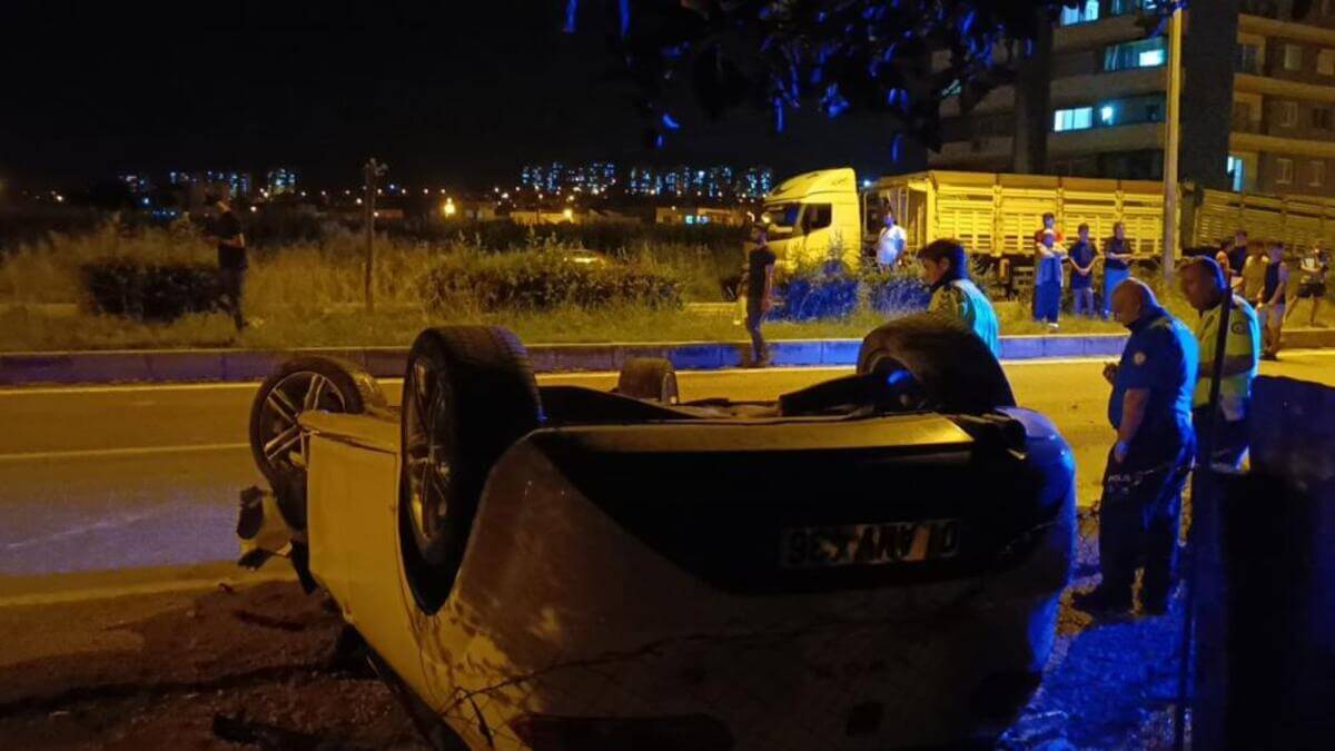 Park Halindeki Araca Çarparak Takla Attı: 2 yaralı