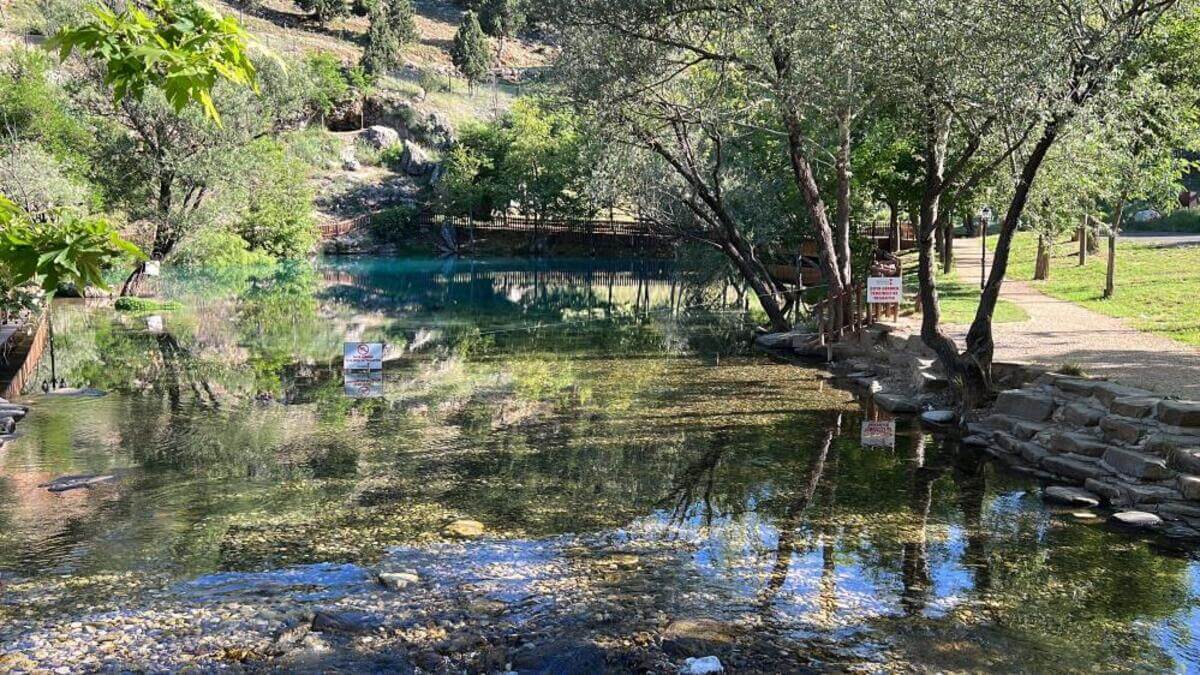 Kara Delik Gibi! Metrelerce Aşağı İnilen Suyun Dibi Bulunamıyor!-2