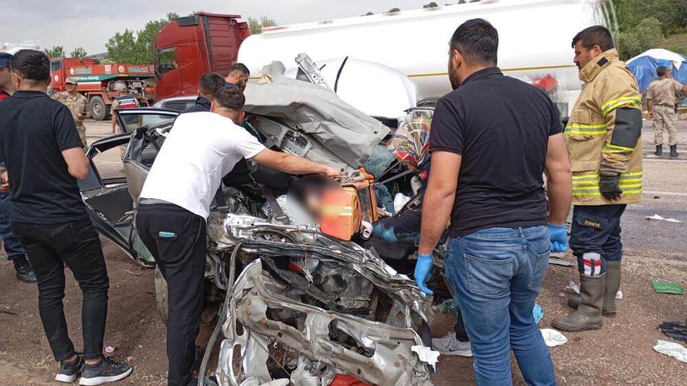 Feci Kaza! Otomobil İle Tır Çarpıştı: 2 Ölü, 3 Yaralı-1